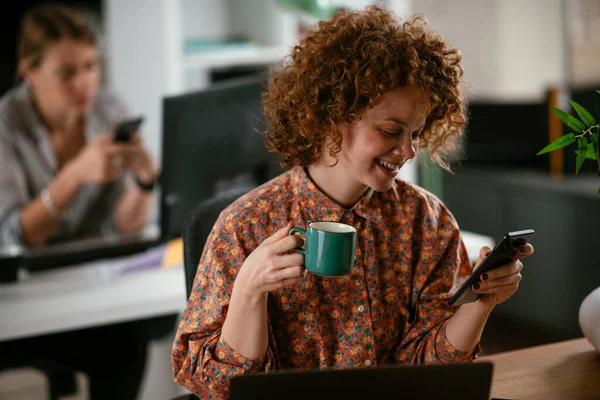 Νεαρή Επιχειρηματίας Που Πίνει Καφέ Στο Γραφείο Όμορφη Γυναίκα Που — Φωτογραφία Αρχείου
