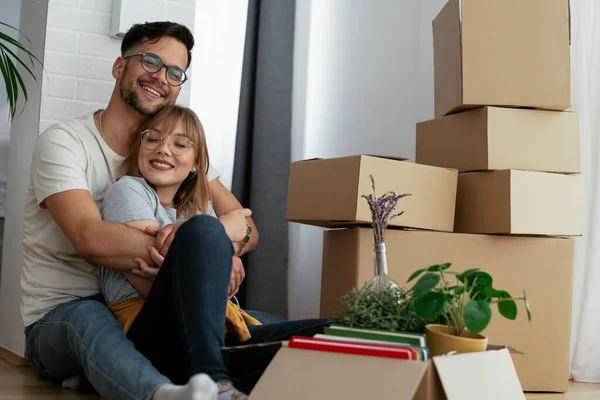 Boyfriend Girlfriend Moving Apartment — Stock Photo, Image