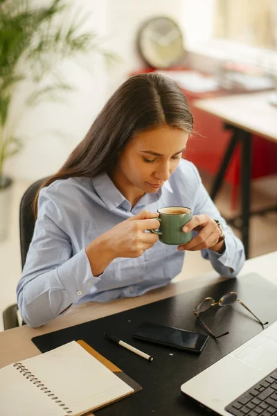 Jovem Empresária Feliz Desfrutando Seu Café Pela Manhã Escritório — Fotografia de Stock