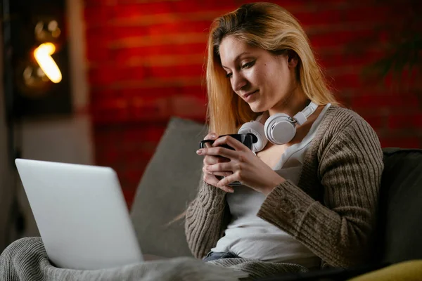 Beautiful Blonde Woman Watching Movie Her Laptop Home — Stock Photo, Image