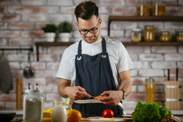 Bell Uomo Che Prepara Pasta Cucina Guy Cucinare Pasto Gustoso — Foto Stock