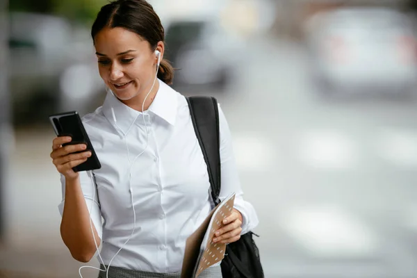 Jovem Empresária Com Telefone Fones Ouvido Rua — Fotografia de Stock