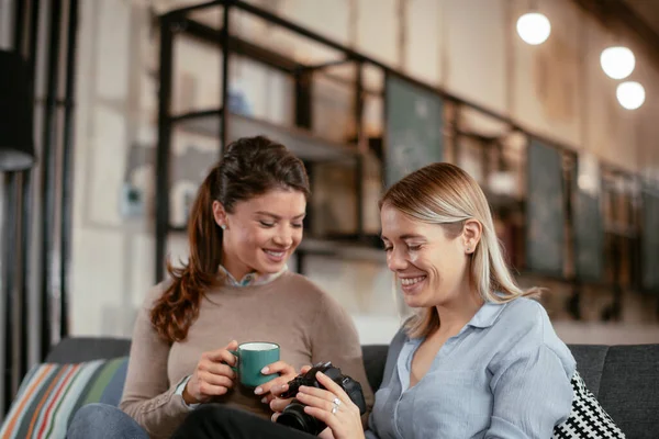 Glückliche Geschäftsfrauen Reden Und Lachen Großraumbüro Frauen Trinken Kaffee Büro — Stockfoto