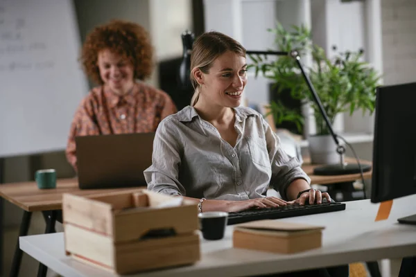 Jeune Femme Affaires Travaillant Sur Ordinateur Sur Son Lieu Travail — Photo