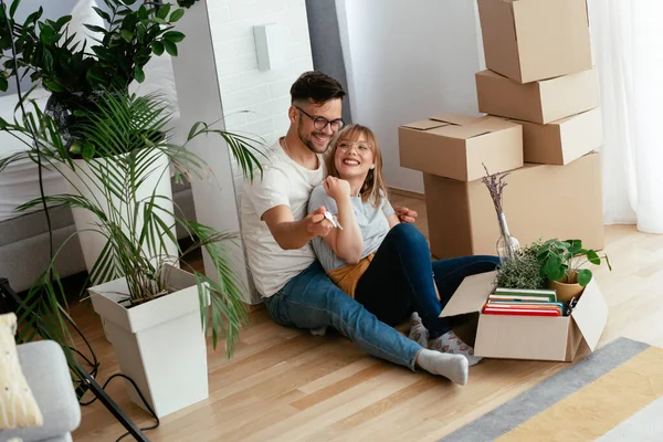 Erkek arkadaşı ve kız arkadaşı bir daireye taşınıyorlar.. 