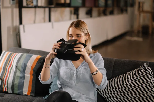 Jonge Ondernemer Vrouw Met Behulp Van Virtual Reality Headset Genieten — Stockfoto
