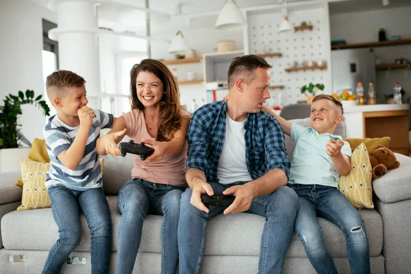 Man Vrouw Spelen Videospelletjes Met Joysticks Woonkamer Loving Paar Spelen — Stockfoto