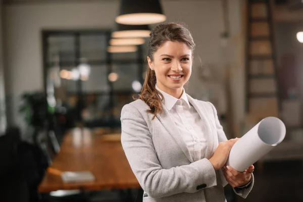 Ofisteki başarılı genç iş kadınının portresi.