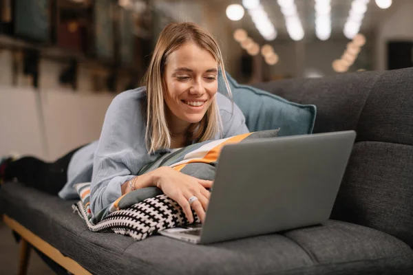 Wanita Muda Berbaring Sofa Dan Menonton Film Laptop — Stok Foto