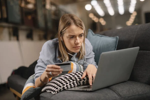 Wanita Muda Memegang Kartu Kredit Dan Menggunakan Komputer Laptop Konsep — Stok Foto