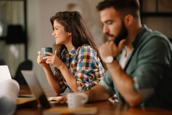 Socios Comerciales Discutiendo Proyecto Startup Oficina — Foto de Stock