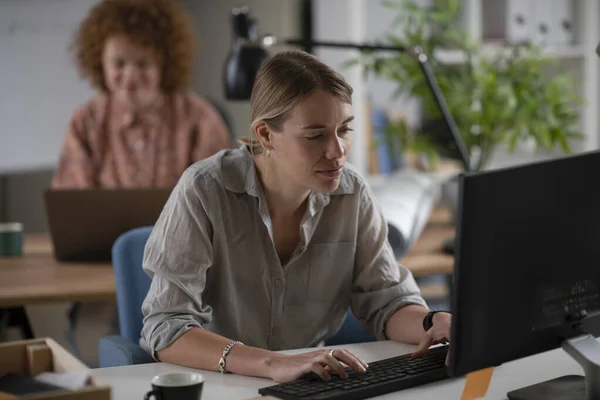 Pengusaha Wanita Muda Yang Bekerja Komputer Tempat Kerjanya — Stok Foto
