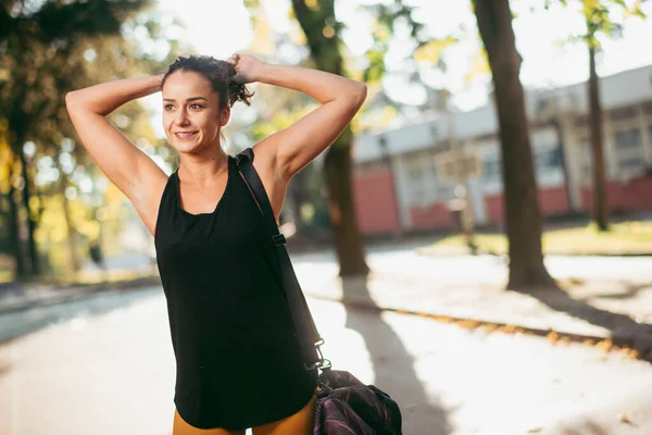 Mujer Joven Haciendo Ejercicio Aire Libre — Foto de Stock