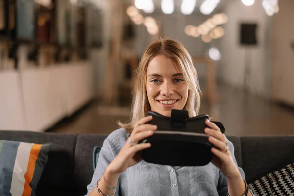 Joven Empresaria Que Usa Auriculares Realidad Virtual Disfruta Del Momento — Foto de Stock