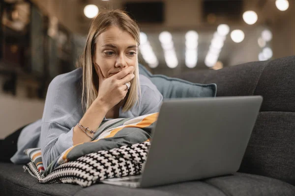 Wanita Muda Berbaring Sofa Dan Menonton Film Laptop — Stok Foto