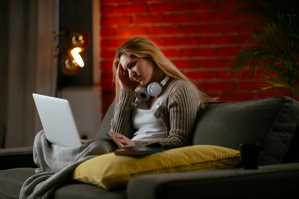 Beautiful Young Woman Studying Working Laptop Her Home — Stock Photo, Image