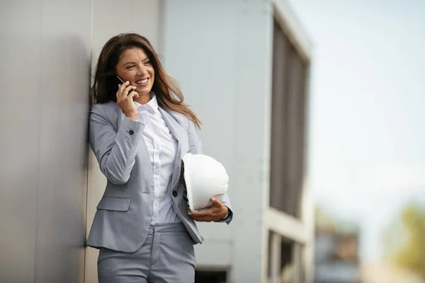 Retrato Jovem Empresária Feliz Falando Telefone — Fotografia de Stock