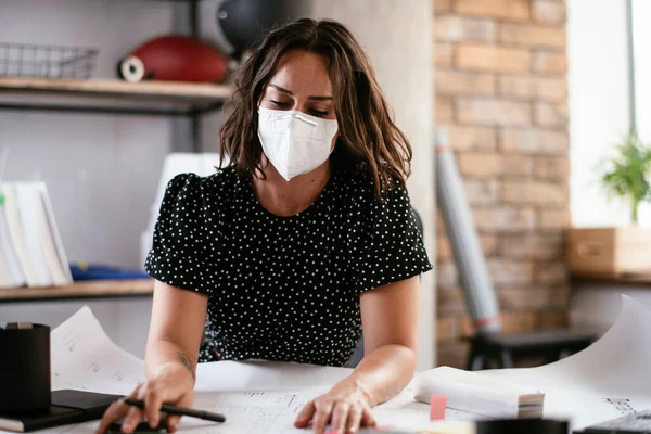 Mulher Trabalhando Escritório Usando Máscara Protetora — Fotografia de Stock