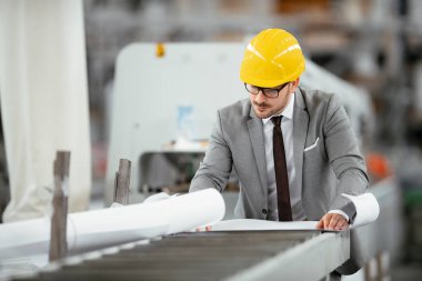 Modern Modern Fabrika 'da Hard Hat' ın baş mühendisi. Modern Endüstriyel Çevrede Yakışıklı Adam.