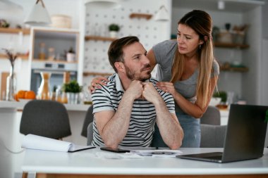 Karı koca faturaları ödemeye hazırlanıyor. Finansal sorunları olan genç bir çift