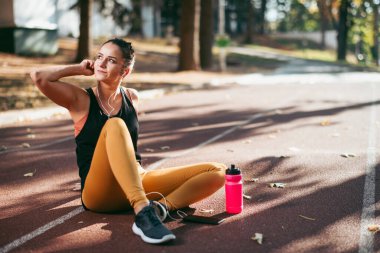 Genç bir kadın dışarıda egzersiz yapıyor. 