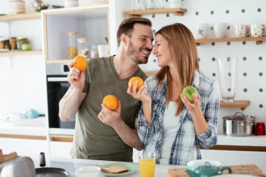 Mutfakta taze meyveleri olan mutlu çift.