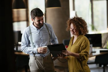 Ofiste çalışan dost canlısı meslektaşlar