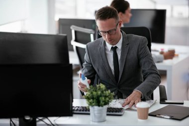 İş adamı dezenfekte masasında. Covid-19 konsepti.