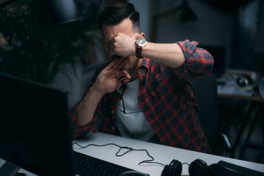 Genç işadamı ofiste çalışıyor..