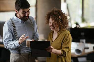 Ofiste çalışan dost canlısı meslektaşlar
