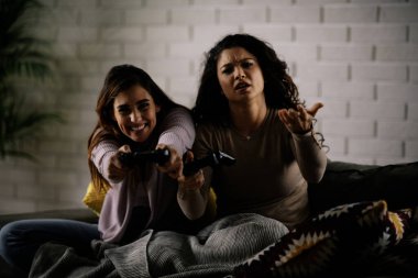 Evde video oyunu oynayan güzel genç kadınlar