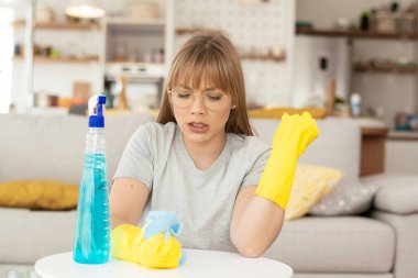 Evini temizleyen üzgün kadın. Evde yorgun bir kadın var..