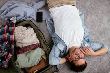 Adam yolculuğa hazırlanıyor, bavulunu hazırlıyor.