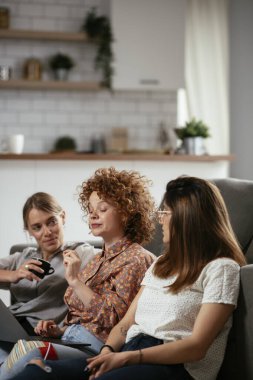Ofiste konuşan ve gülen kızlar. Ofiste kahve içen güzel kadınlar