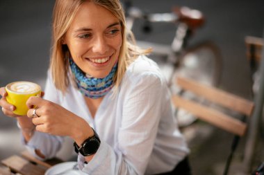 Kahve içen genç bir kadının portresi