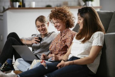 Ofiste konuşan ve gülen kızlar. Ofiste kahve içen güzel kadınlar