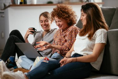 Ofiste konuşan ve gülen kızlar. Ofiste kahve içen güzel kadınlar