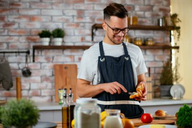 Mutfakta makarna hazırlayan yakışıklı adam. Lezzetli yemek pişiren adam..