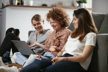 Ofiste konuşan ve gülen kızlar. Ofiste kahve içen güzel kadınlar