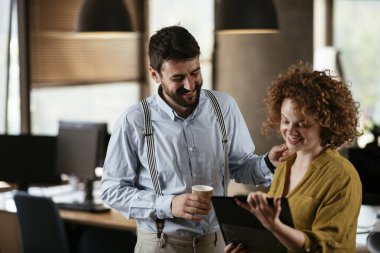 Ofiste çalışan dost canlısı meslektaşlar