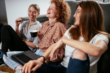 Ofiste konuşan ve gülen kızlar. Ofiste kahve içen güzel kadınlar