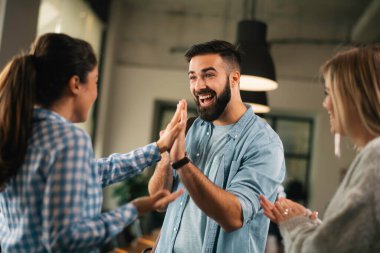 Modern açık uzay ofisinde sıradan iş adamları konuşuyor.. 