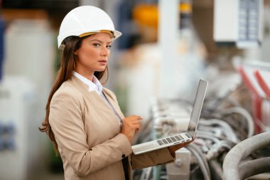 Fabrika müdürü imalat teftişinde. Endüstriyel çevredeki kadın.