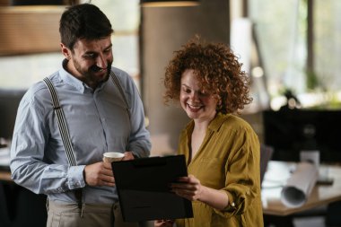 Ofiste çalışan dost canlısı meslektaşlar