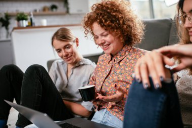 Ofiste konuşan ve gülen kızlar. Ofiste kahve içen güzel kadınlar