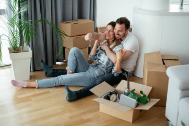 Erkek arkadaşı ve kız arkadaşı bir daireye taşınıyorlar. Genç çift eşyalarını boşaltıyorlar..