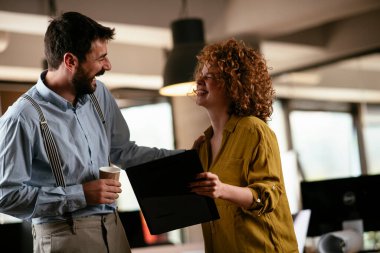 Ofiste çalışan dost canlısı meslektaşlar