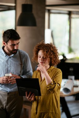 Ofiste çalışan dost canlısı meslektaşlar