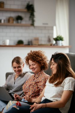 Ofiste konuşan ve gülen kızlar. Ofiste kahve içen güzel kadınlar