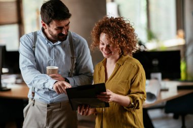 Ofiste çalışan dost canlısı meslektaşlar